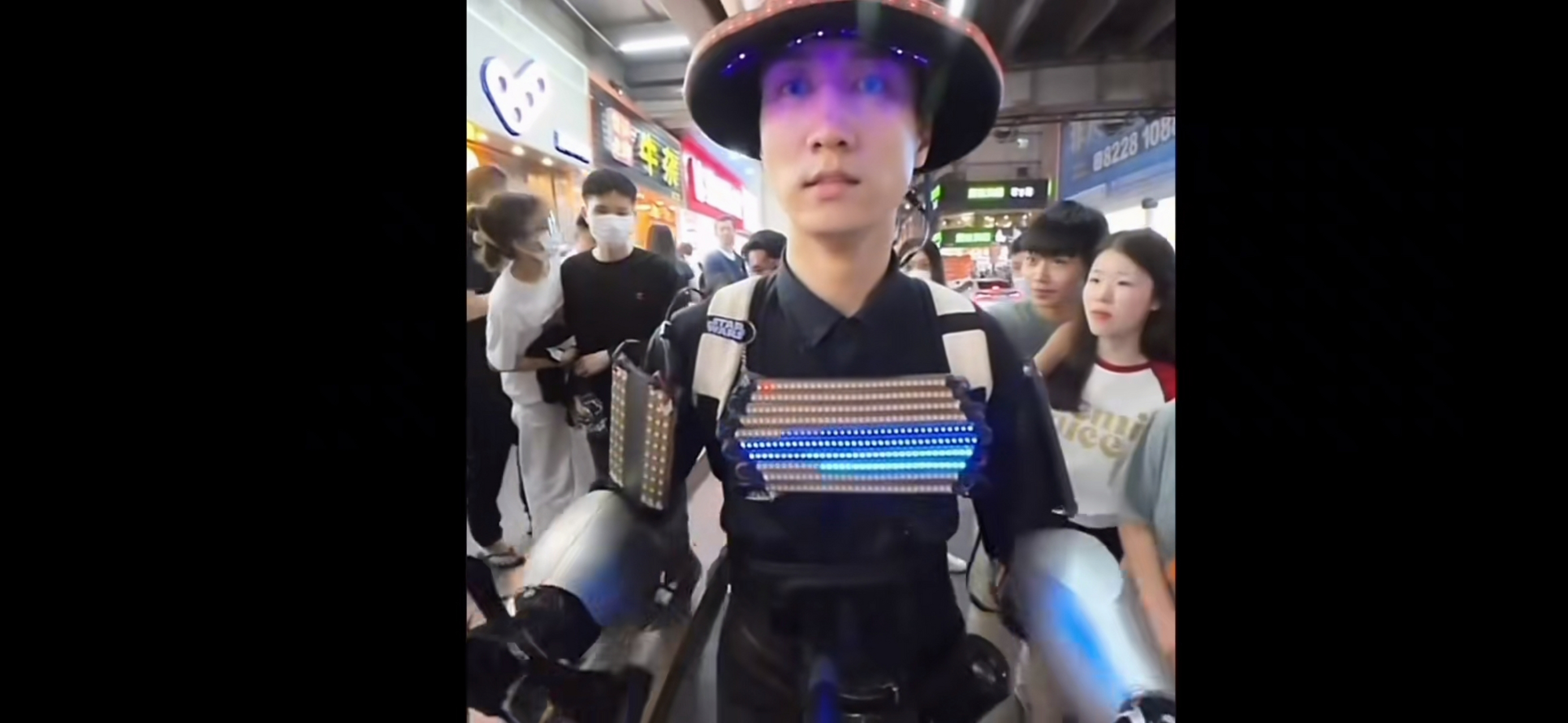 近日,深圳市民在街头惊奇地发现一位机器人帅哥在逛街.