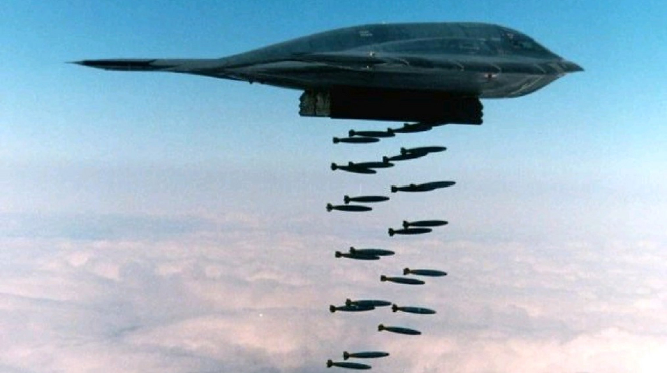 美国的b2轰炸机以其极高的隐身能力和突袭打击能力,闻名于世.