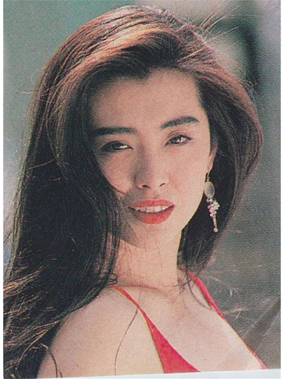 看到了一袭红裙的王祖贤,才知道什么叫"媚骨天成,风情万种"  一代女神