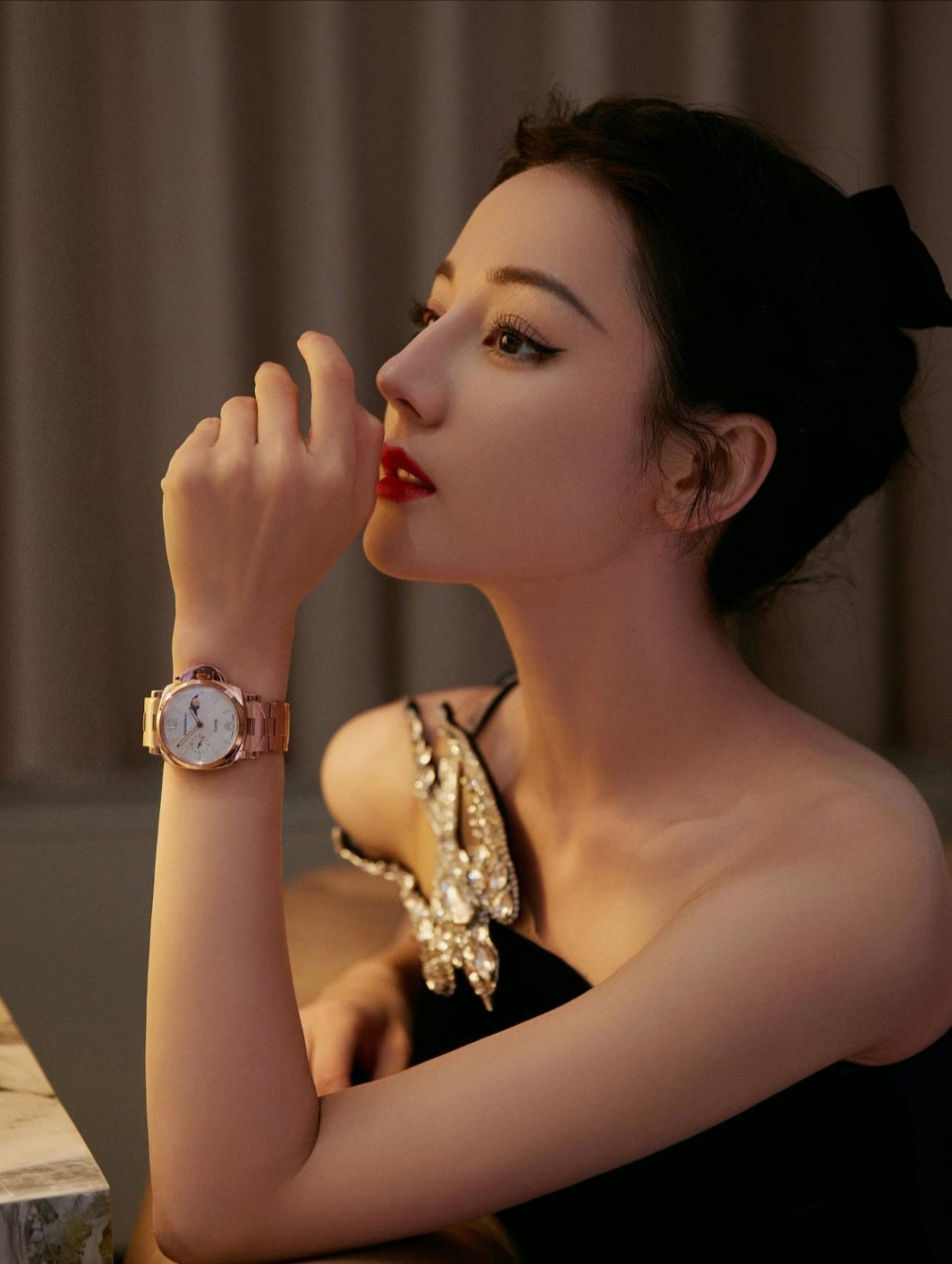 看迪丽热巴一袭深蓝色绒面礼裙,一眼看上去就是那样妖娆性感,妩媚多姿