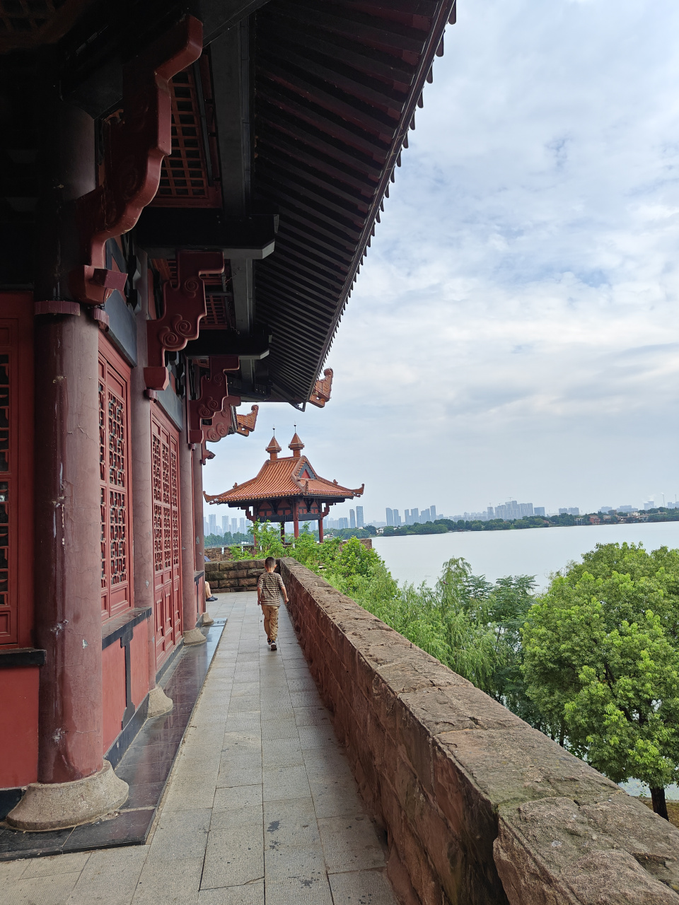 东湖磨山楚城,带儿子重游. 儿子问我,楚国包括哪些地方?