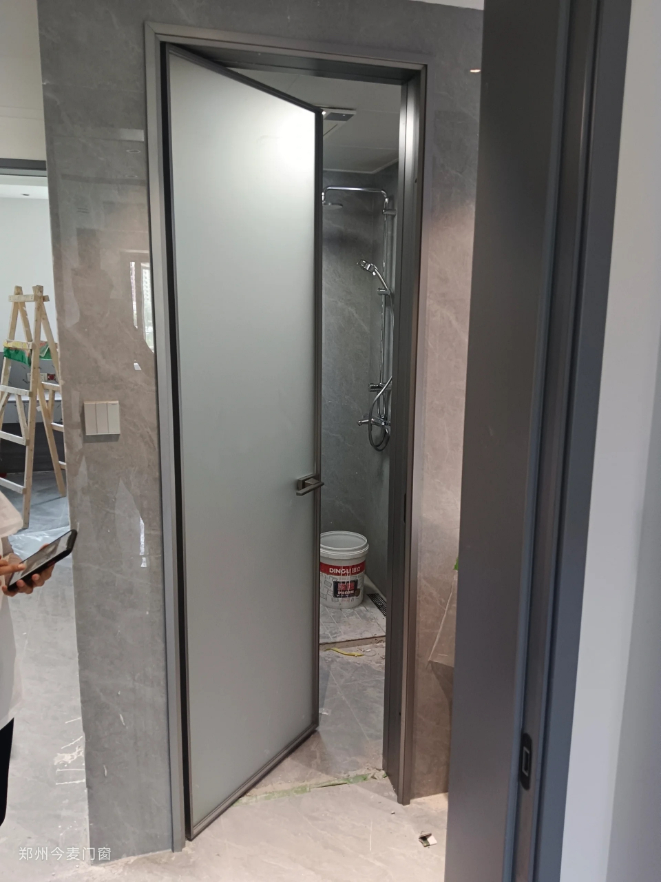卫生间极窄油砂玻璃门安装实拍案例分享  由于最近盗图,跟风模仿的
