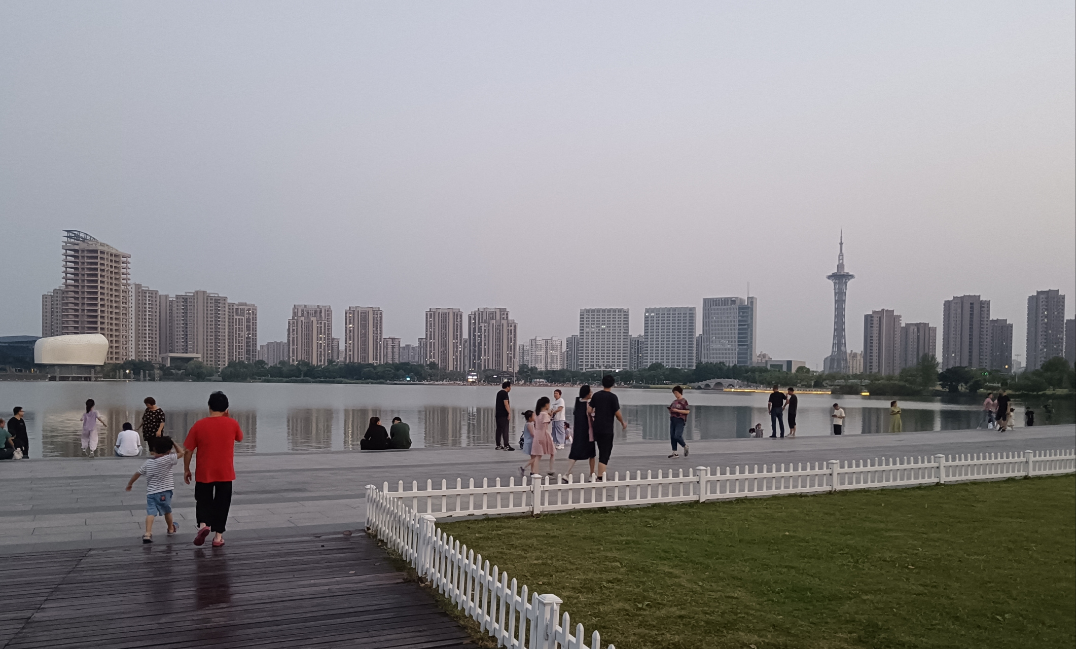 天镜湖是江苏苏州市太仓市的人工湖泊,傍晚来这里乘凉,跳舞,唱歌,游玩