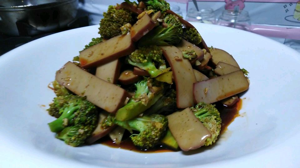 鸡蛋干拌西兰花,味道还非常不错,好吃