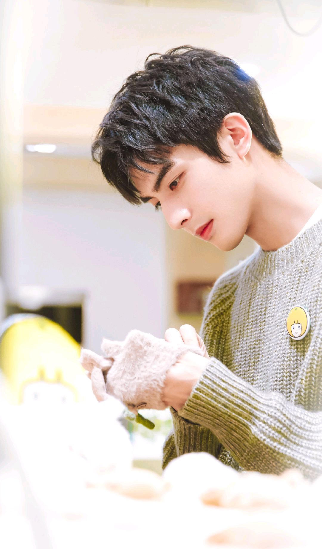 宋威龙穿搭造型大片,牛油果绿毛衣配上可爱围裙,帅气又乖巧