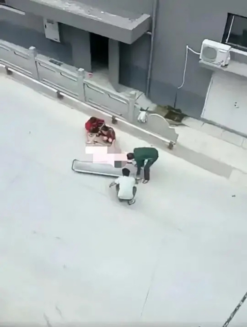 我们小区一个12岁的小女孩跳楼了,从九楼窗子跳下来的.