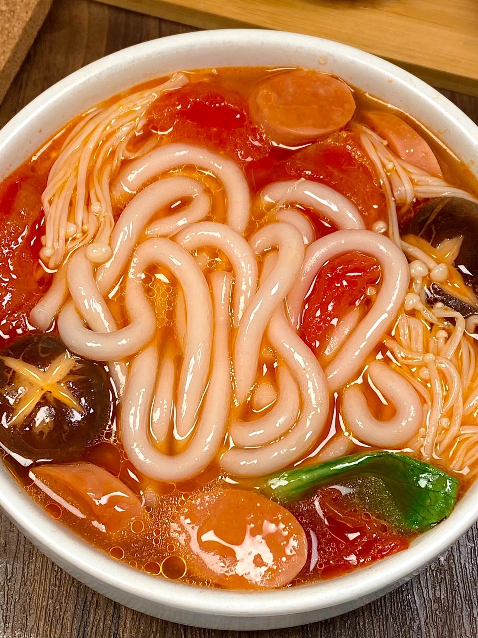 土豆粉q弹顺滑,金针菇吸满了汤汁,好好吃哇 食材:番茄,土豆粉,金针菇