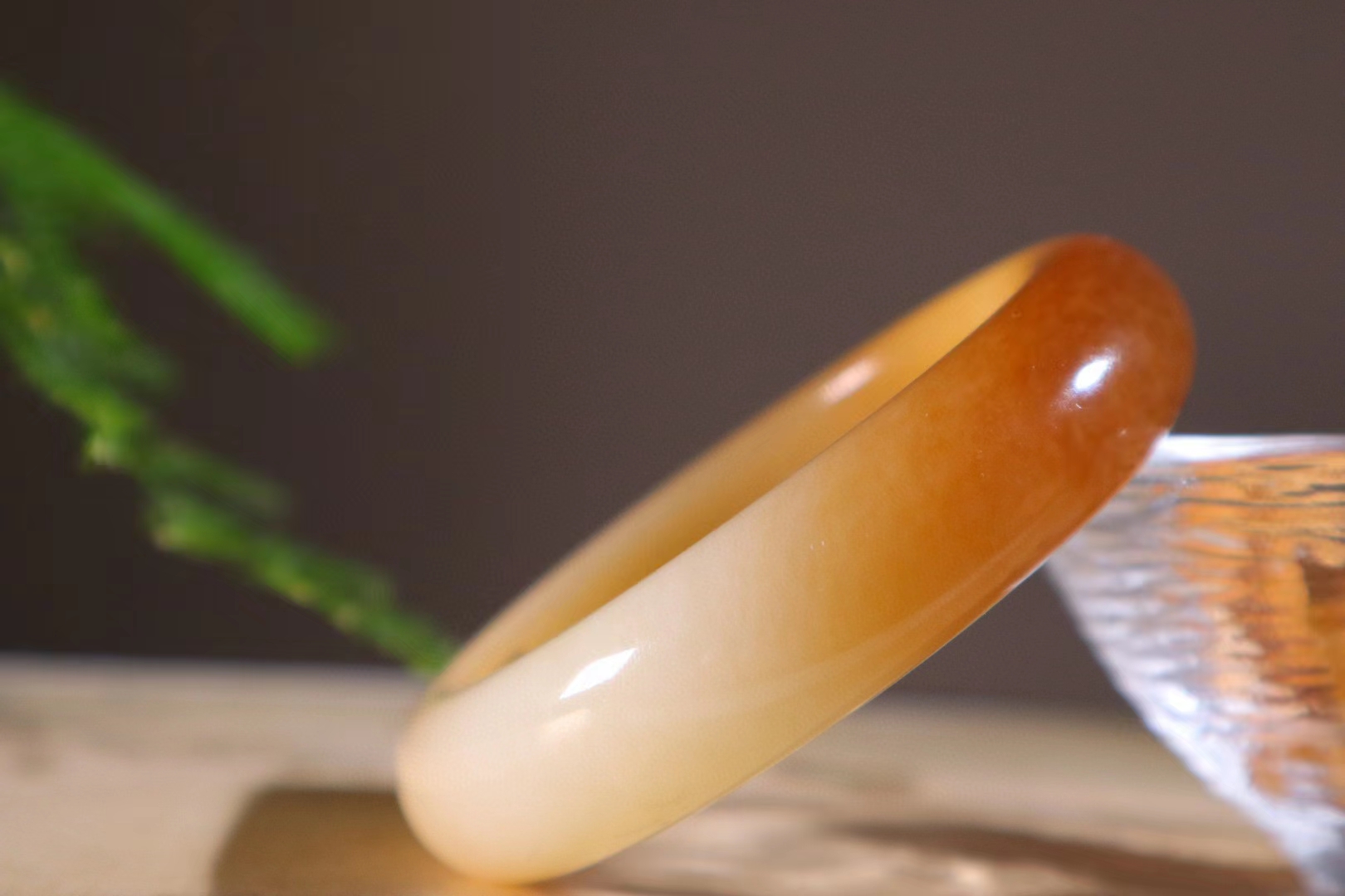 和田玉且末糖料玉镯,玉质润泽细腻,糖色清新如蜜,温润馨香!