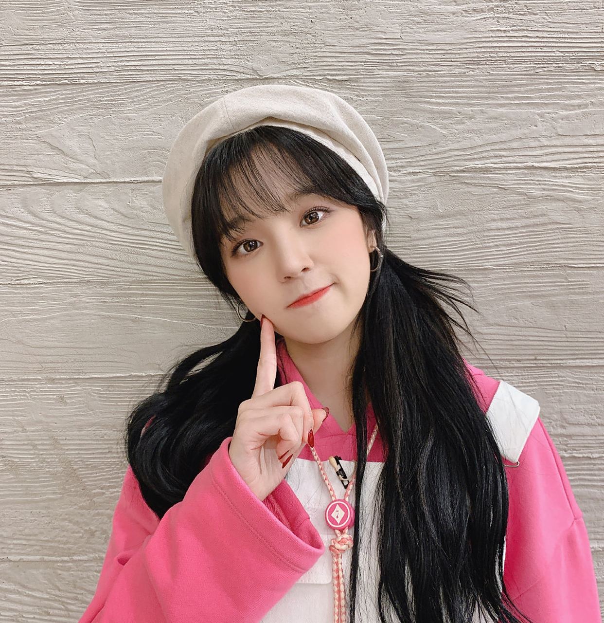 粉色宋雨琦就要搭配粉色脚甲,超爱啊!脚趾甲太漂亮了