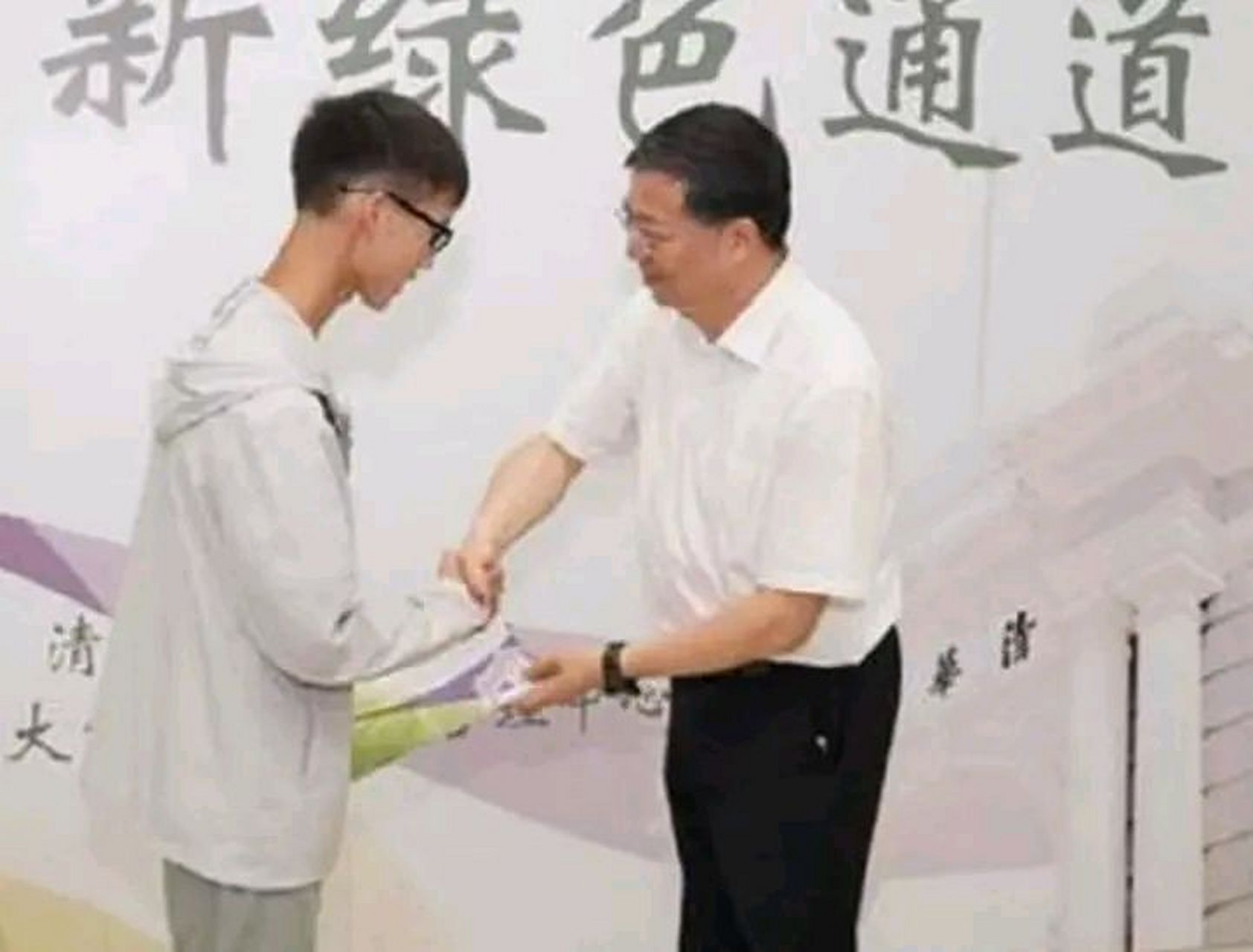 烈日炎炎下,19岁的林万东在工地上辛苦背200斤沙子.