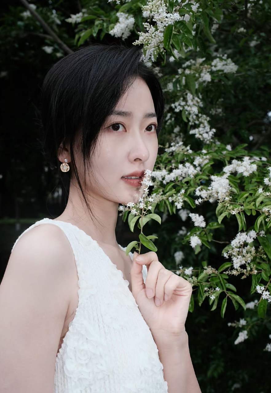 何雨虹# 肤白貌美的容颜,甜美清纯的脸蛋儿,妩媚多姿,风情万种,养眼