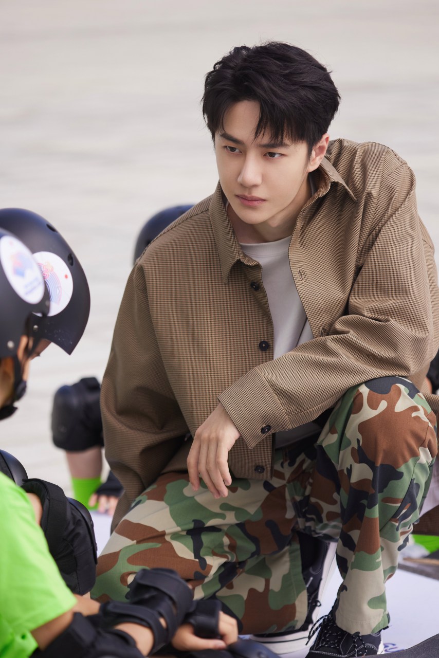 《燃》,mv中王一博和小朋友一起滑板,满满的青春活力,朝气蓬勃,动起来