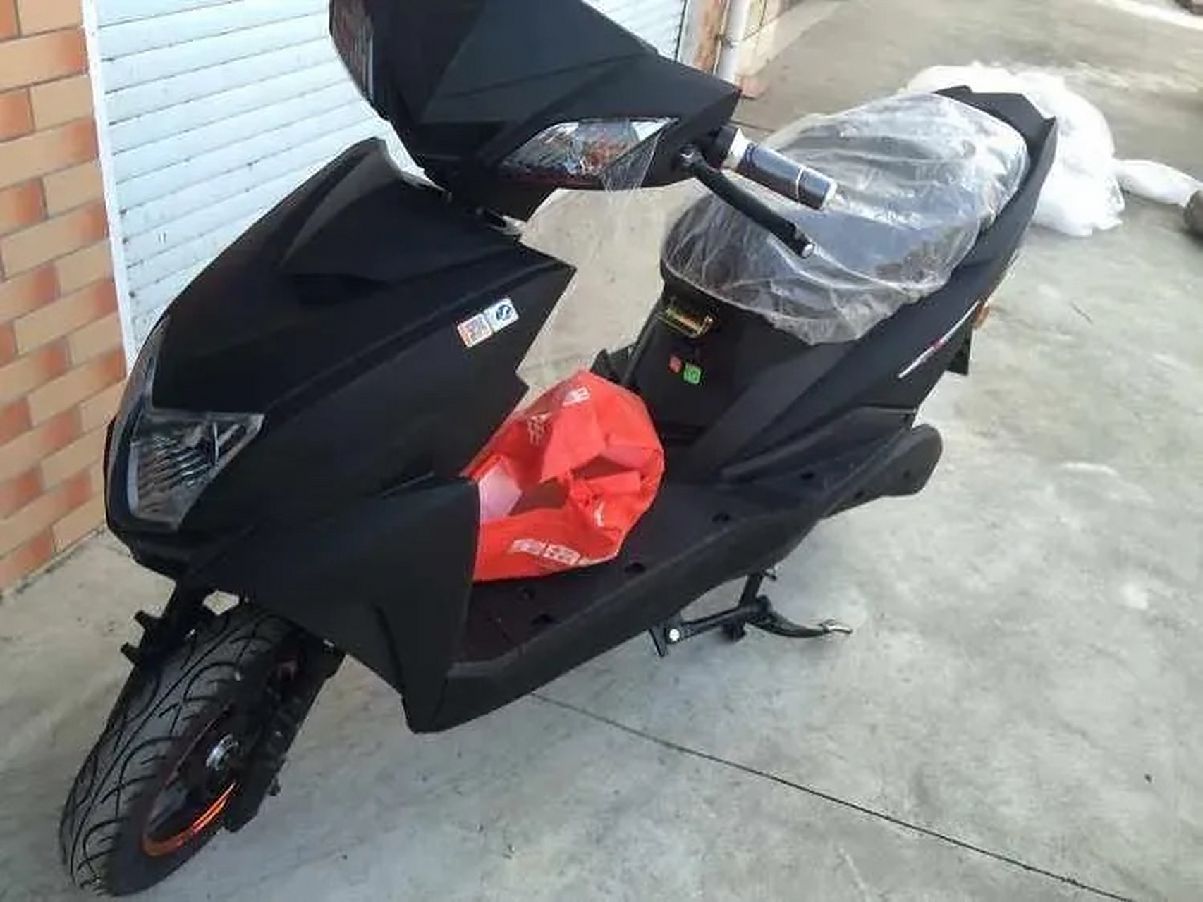 星期天下午去买了一辆爱玛电动车,用一辆旧的换一辆新的,我问老板还要