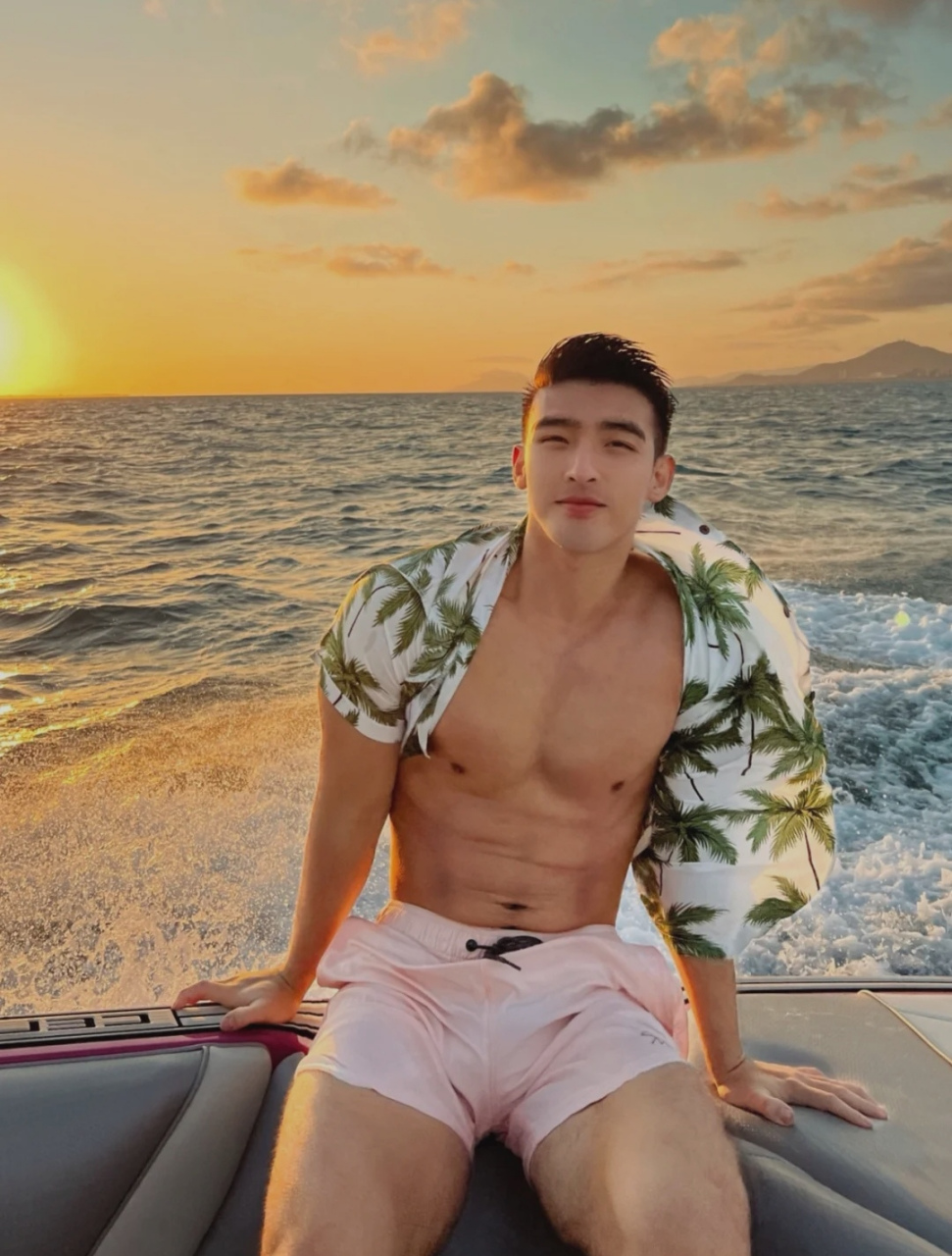 今天给大家带来一枚全能型肌肉帅哥毛若懿,小哥五官端正硬朗,气质