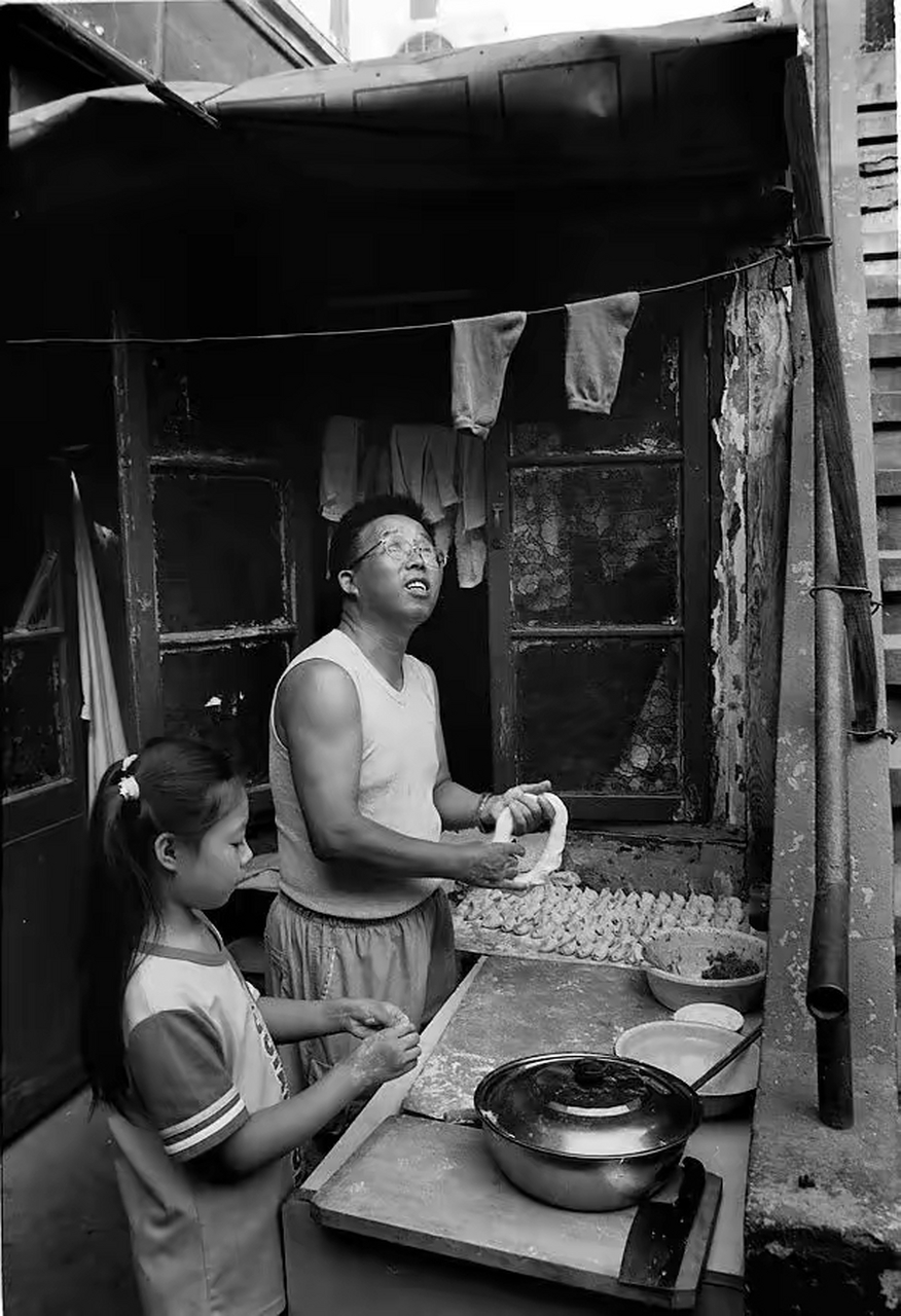 1995年北京老照片,百顺胡同!父女二人在外面的厨房包饺子!