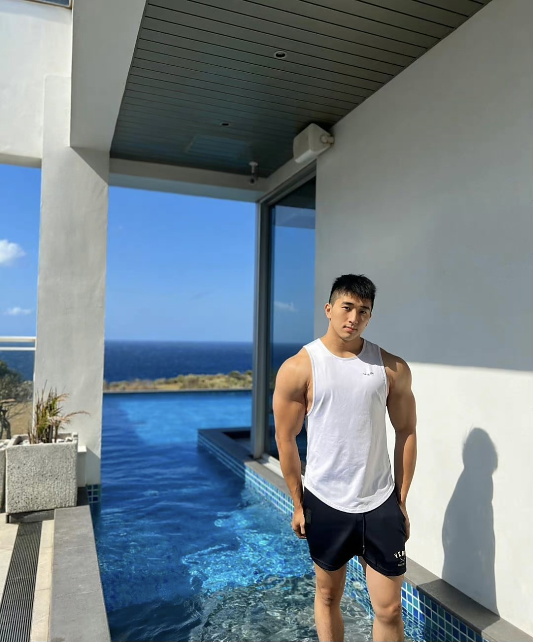 白背心黑短裤,夏天肌肉男必备穿搭#时尚穿搭# #肌肉型男