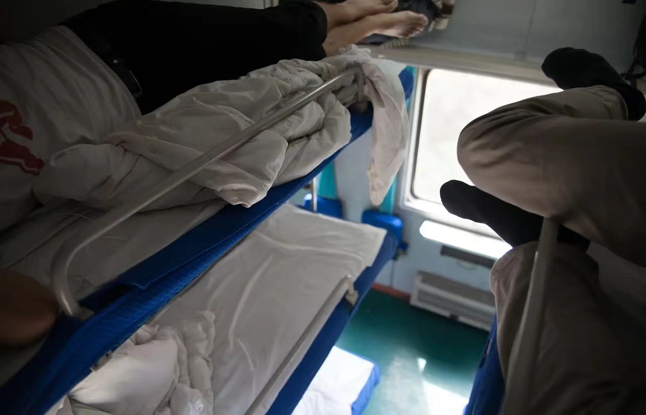 女子乘坐火车卧铺,被上铺的男子凝视,动作表情一个小时都没变过