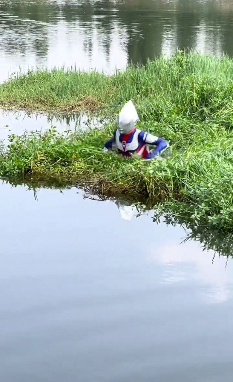 发现一只野生奥特曼,好想把它抓起来!