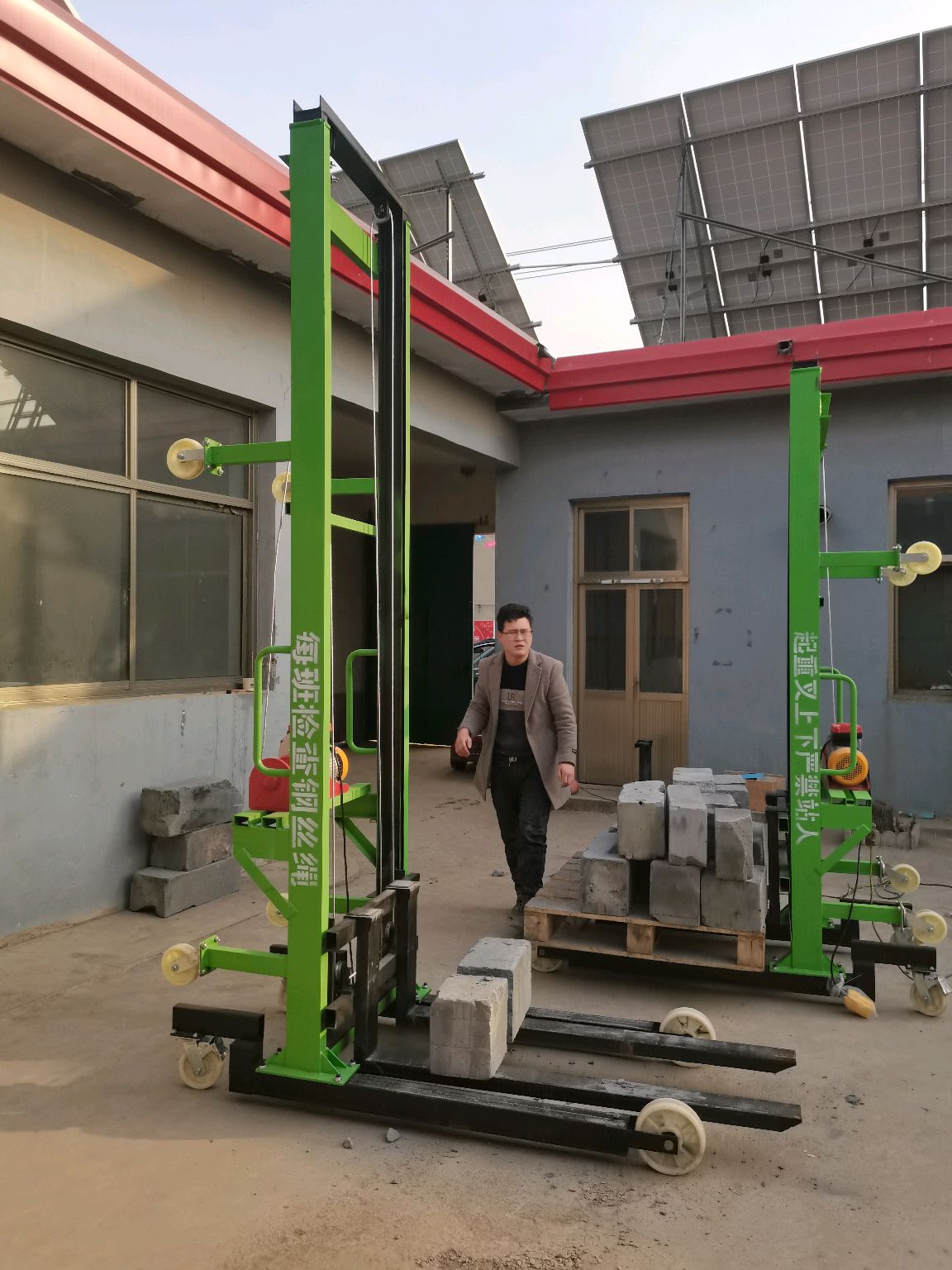 晨兴机械电动上砖升降机工地升砖好帮手