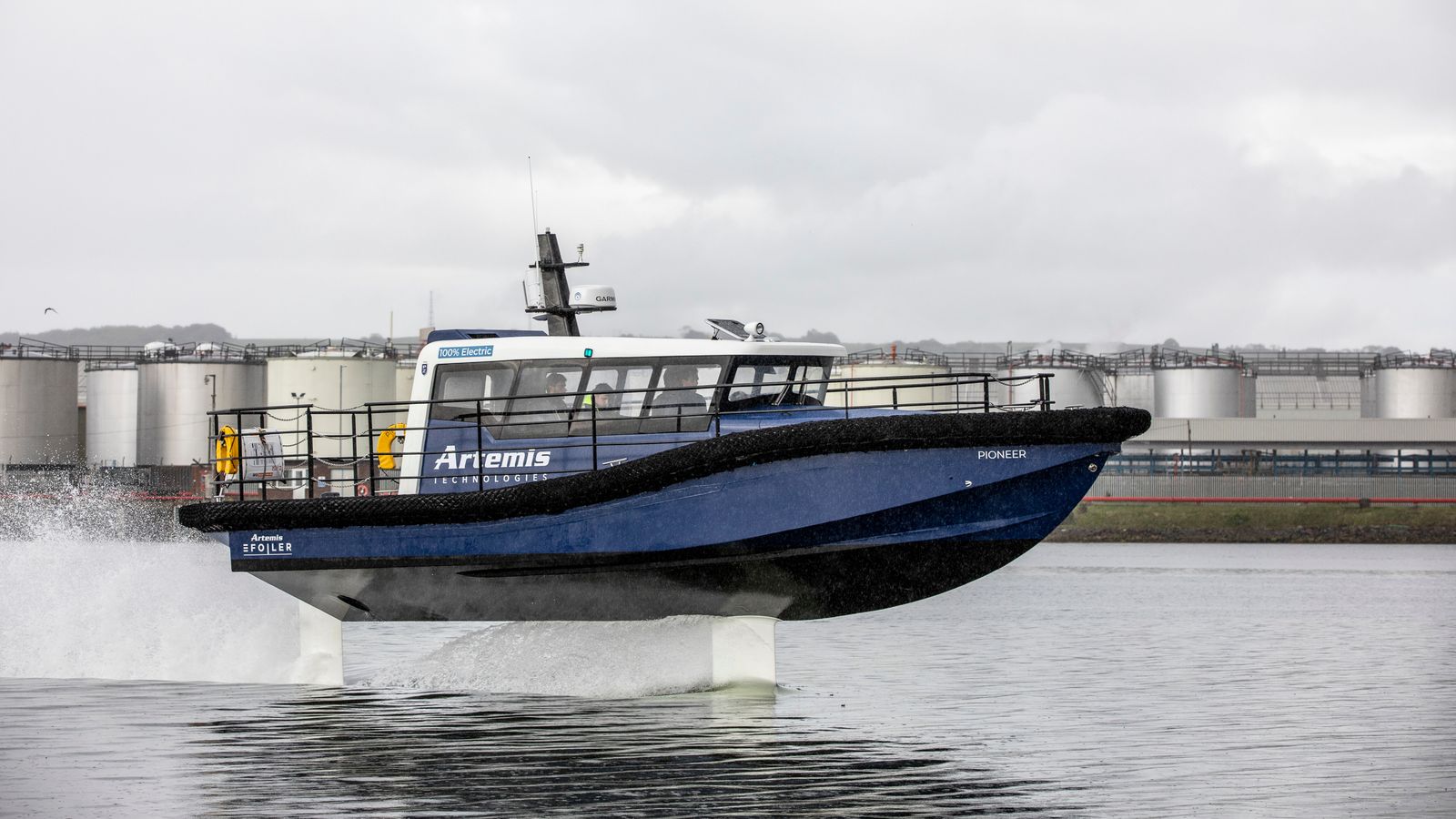 世界上第一艘商业上可行的"飞行"水翼艇下水