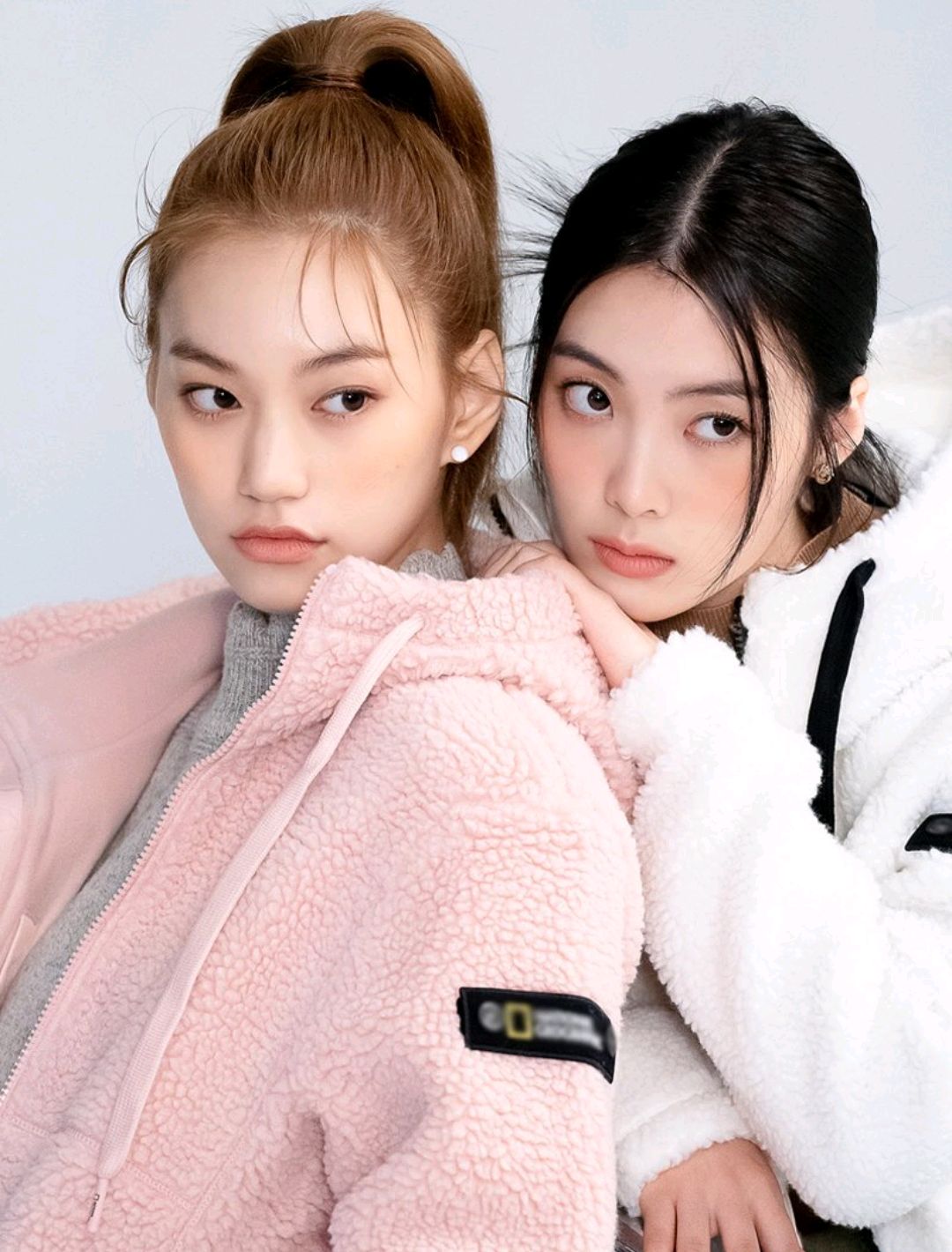 女团wekimeki成员「金度延&鲁孝静」画报拍摄花絮照