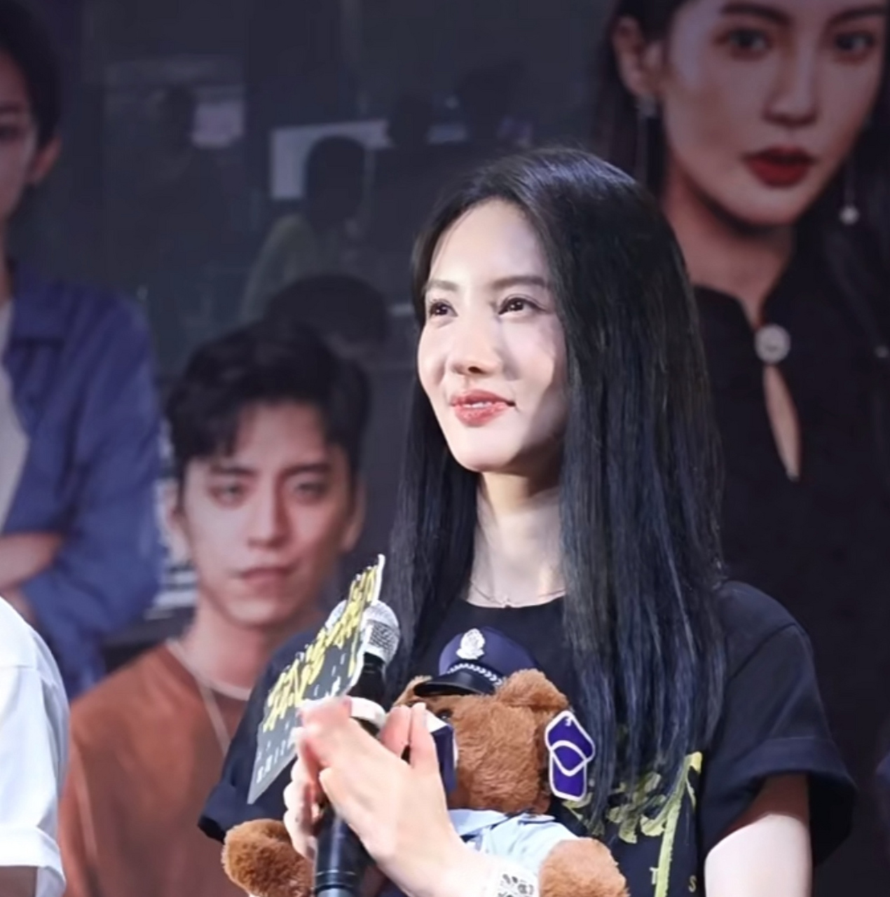 难怪都说金晨和李一桐长得像,看到金晨在活动现场的生图,确实有点分辨