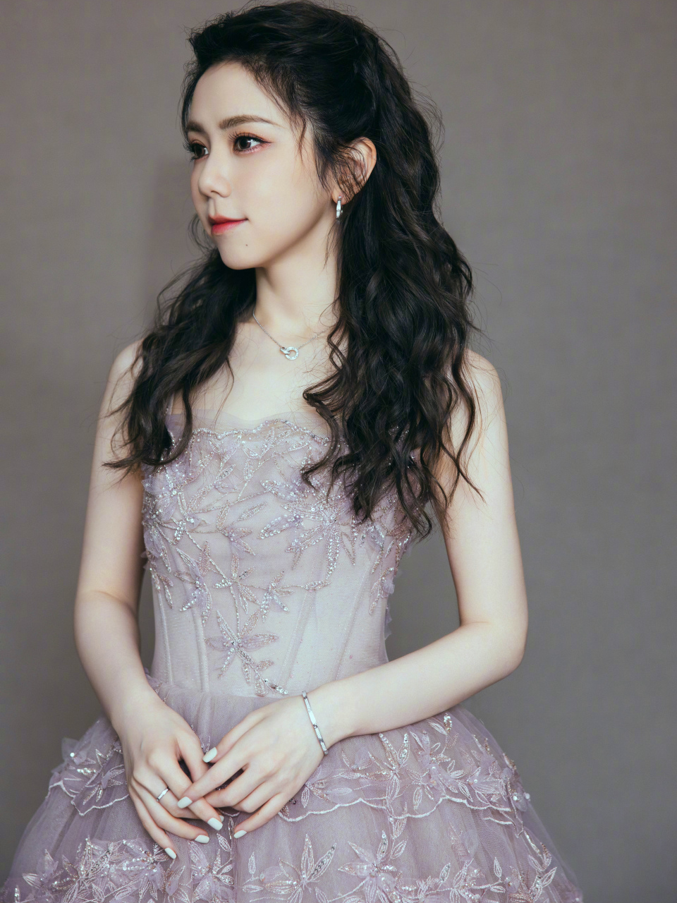 邓紫棋粉紫色油画感礼服,搭配小卷发型温婉得体.