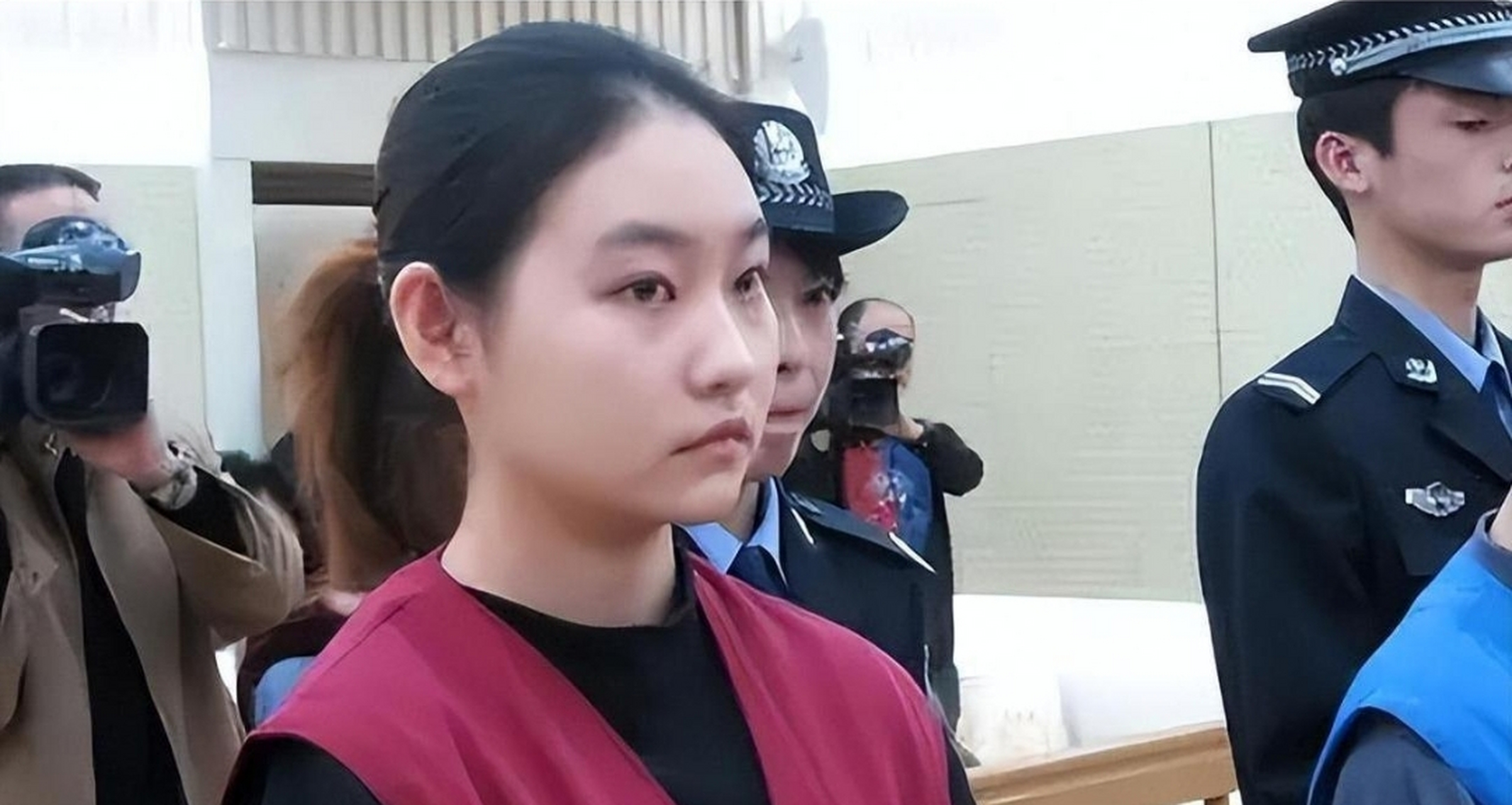 2006年,19岁的北京美女模特张笑,为给男友买保时捷,竟向世界冠军和亲