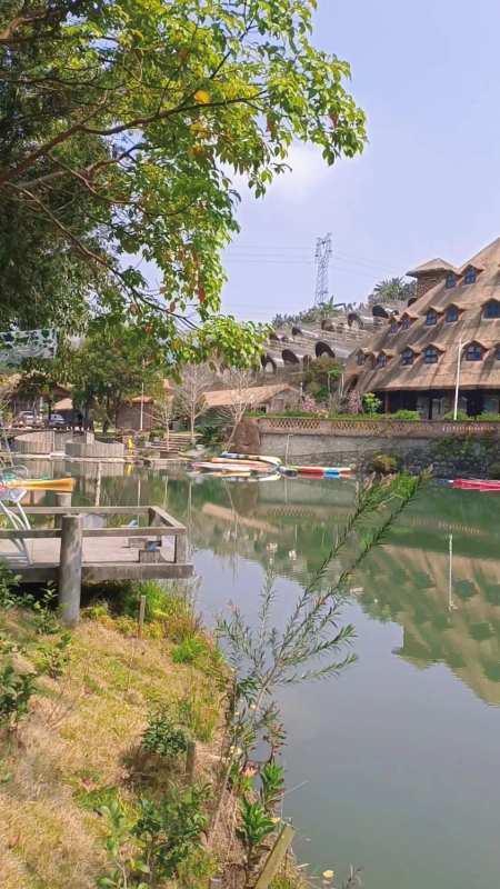 从化香蜜小镇:湖水清澈,蓝蓝的天空,特色木屋-度小视