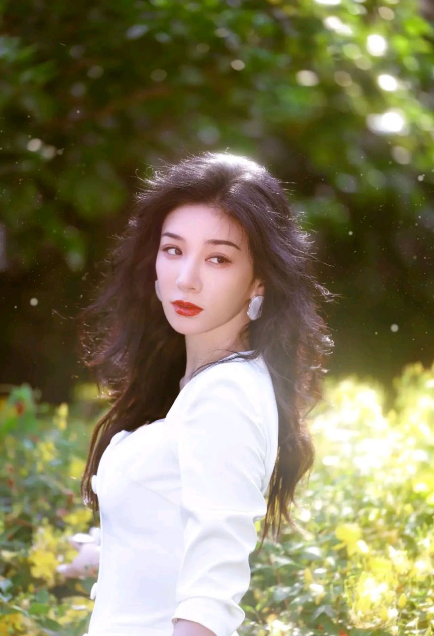 "小燕子"黄奕颜值回春,港风造型令人惊艳  近日,黄奕在社交平台上晒出