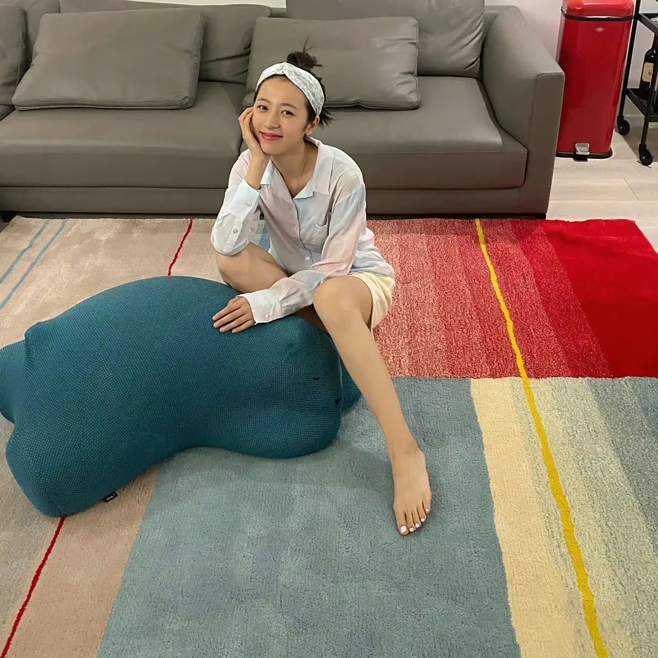 周雨彤嫩嫩的美脚丫