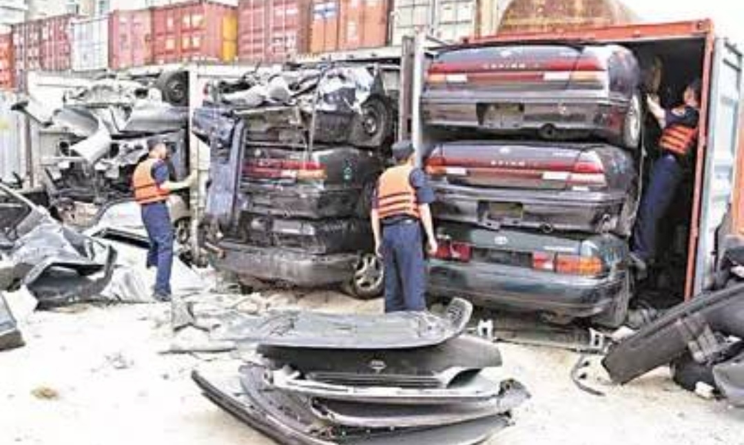 一位漂亮的女报关员行色匆匆地走进了蛇口海关报关大厅