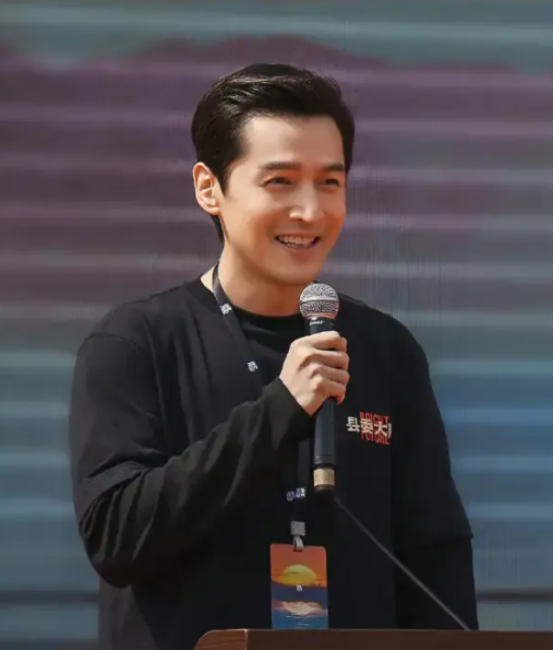 川西偶遇胡歌拍戏,头发凌乱模样沧桑,时隔7年再演古装剧!