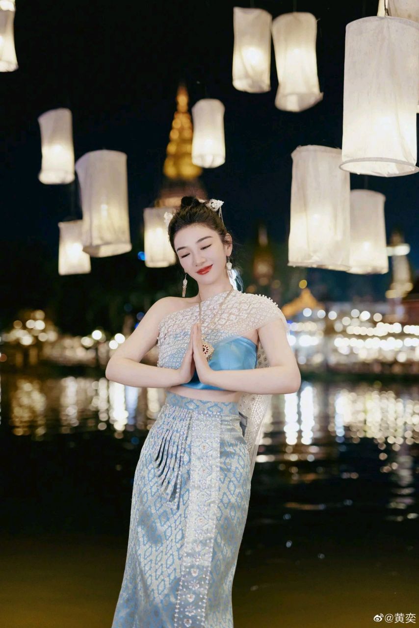 黄奕穿上傣装秒变傣族美女#娱乐大赏# #明星的那些神图# #年轻时极为