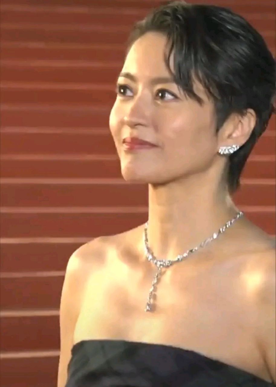 梁咏琪的标志型短发让人印象深刻,从年轻好像很少见她留过长发.