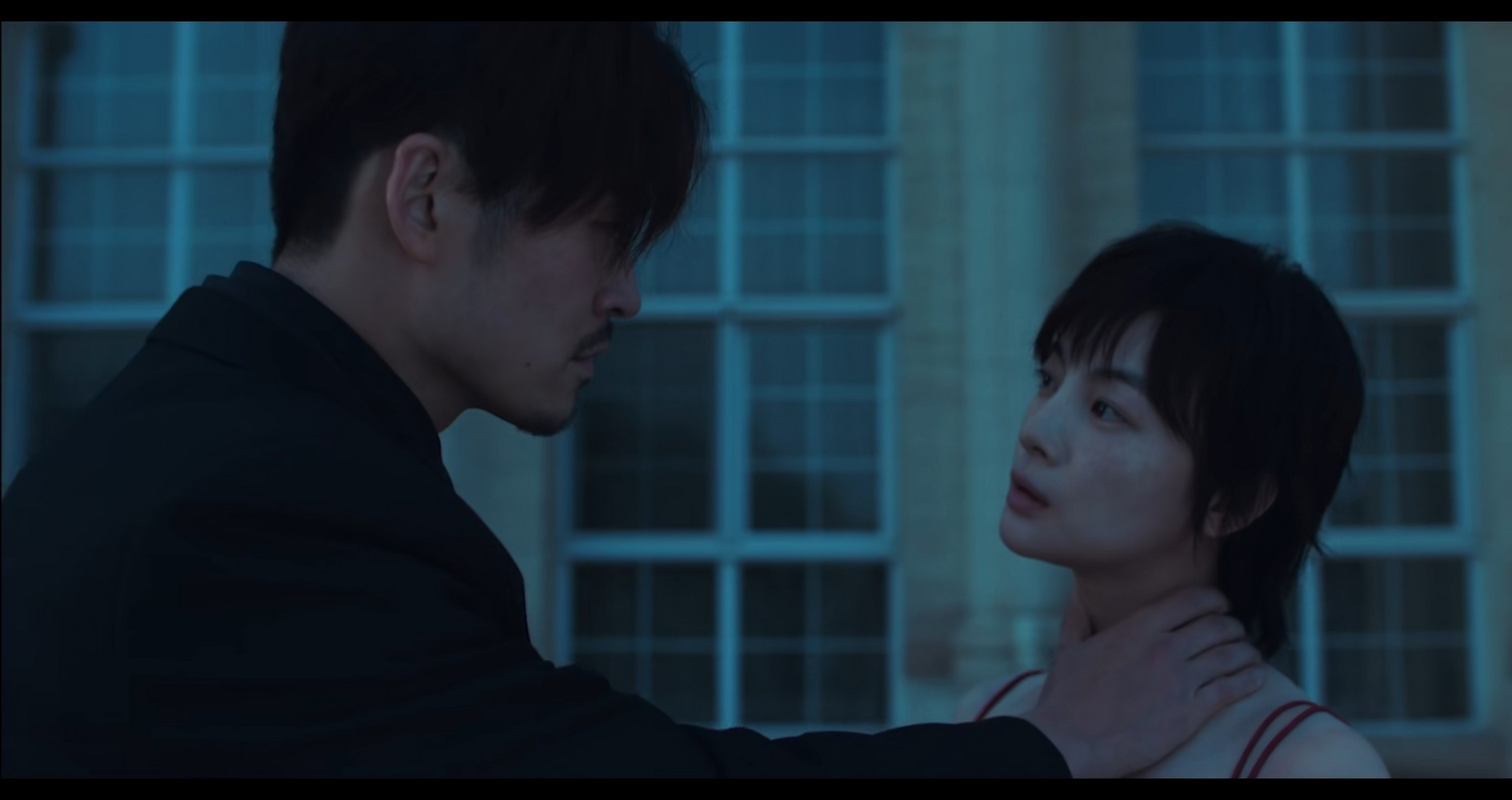 透过狙击镜看到坦克炮管对准自己罗杰呼叫安娜 罗杰:安娜,和好,还