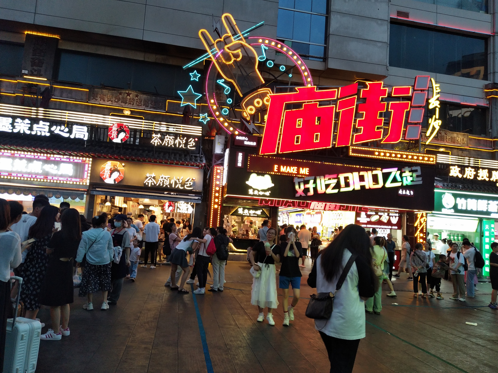 长沙五一广场附近的美食街,火爆度不压于淄博烧烤,晚上才7点多,美食街
