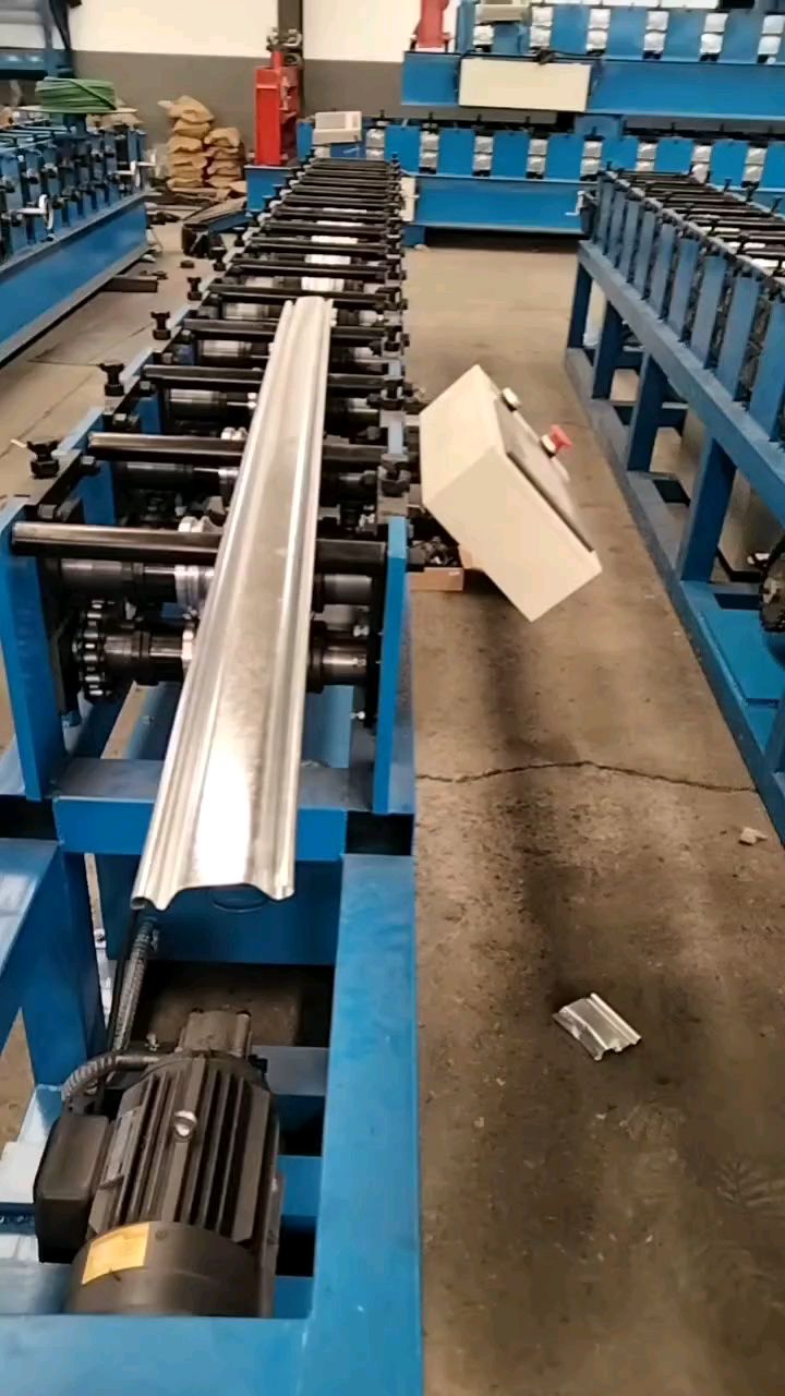 欧式抗风卷帘门成型机,海驰机械厂家为您现场讲解-度小视