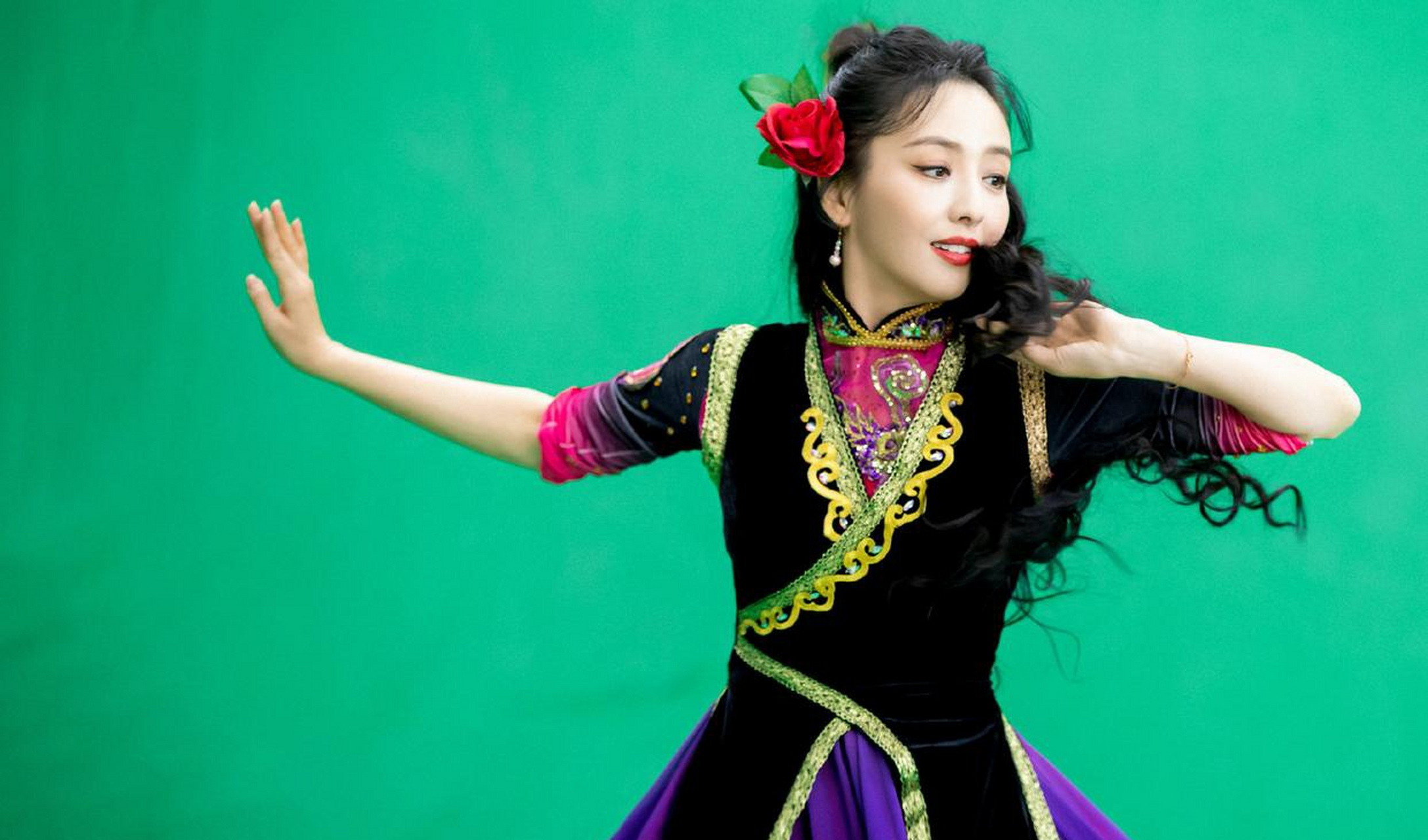 佟丽娅是在跳新疆舞吧?如此婀娜多姿,好美丽#佟丽娅# #热点