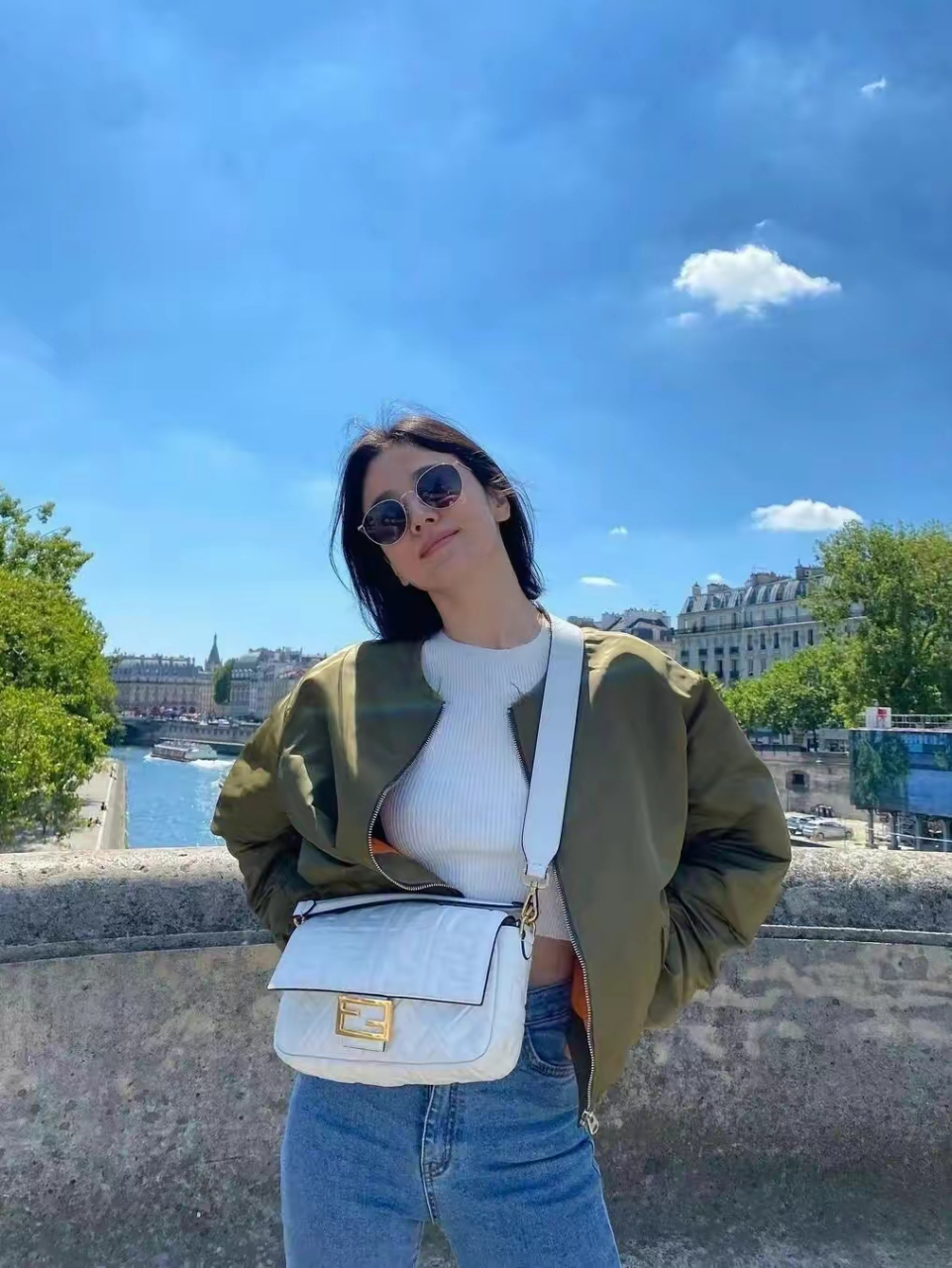 宋慧乔最新巴黎街拍|状态看上去相当不错～  宋慧乔和朋友一起的惬意