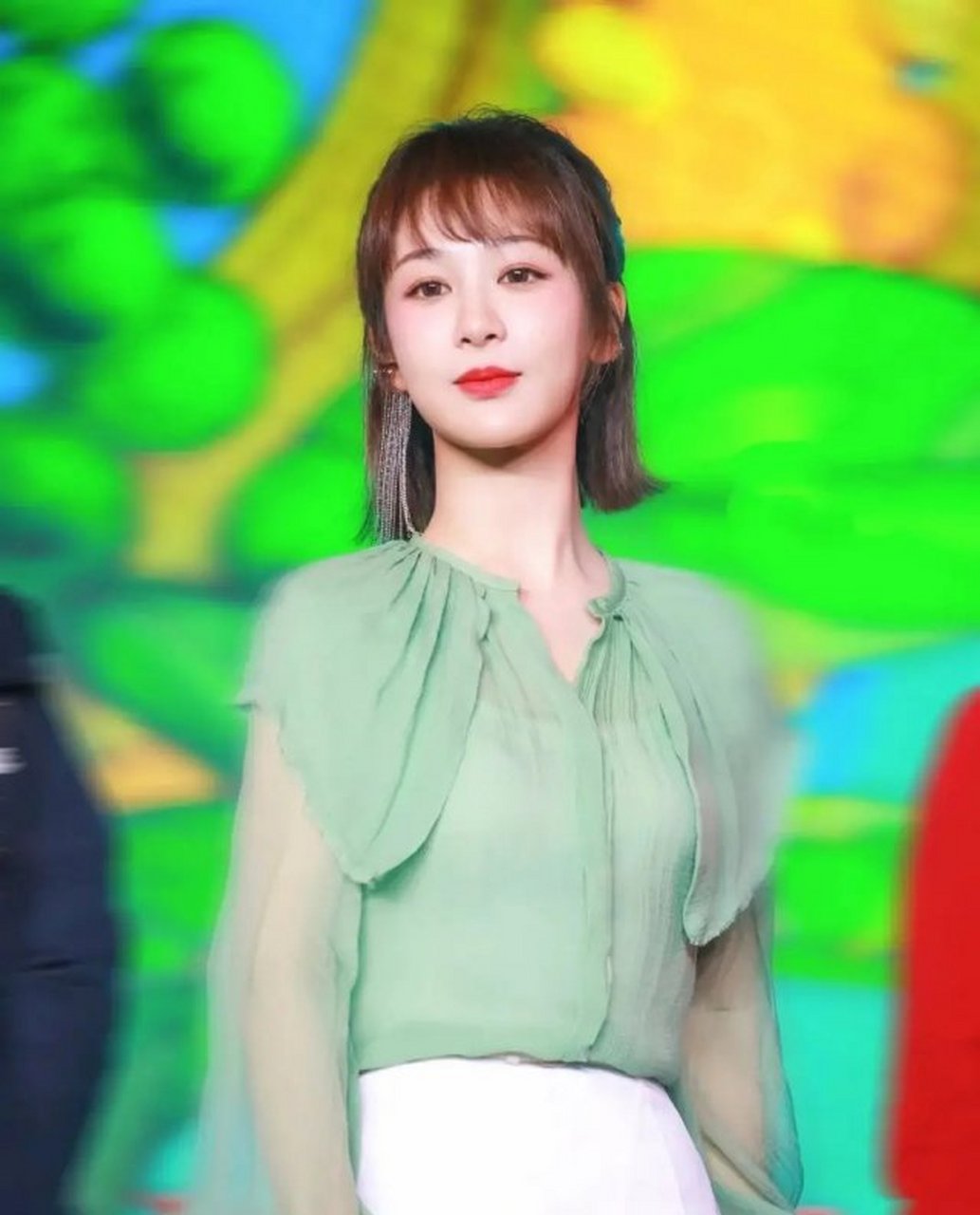 每日娱乐播报# 穿着淡绿衣服的杨紫让人眼睛一亮,一股清新小仙女的