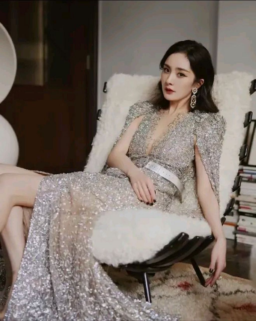 杨幂不愧是娱乐圈的"时尚女王",穿亮片裙涂红唇似王者归来,冷艳魅惑!