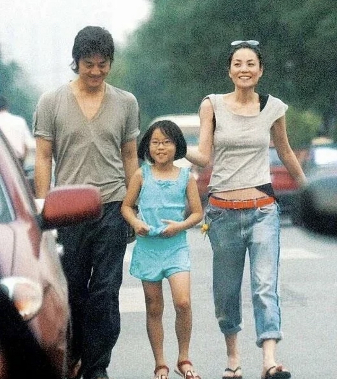 年轻时候的李亚鹏,看到这张照片,觉得王菲和他挺搭的  三个人的脸上都