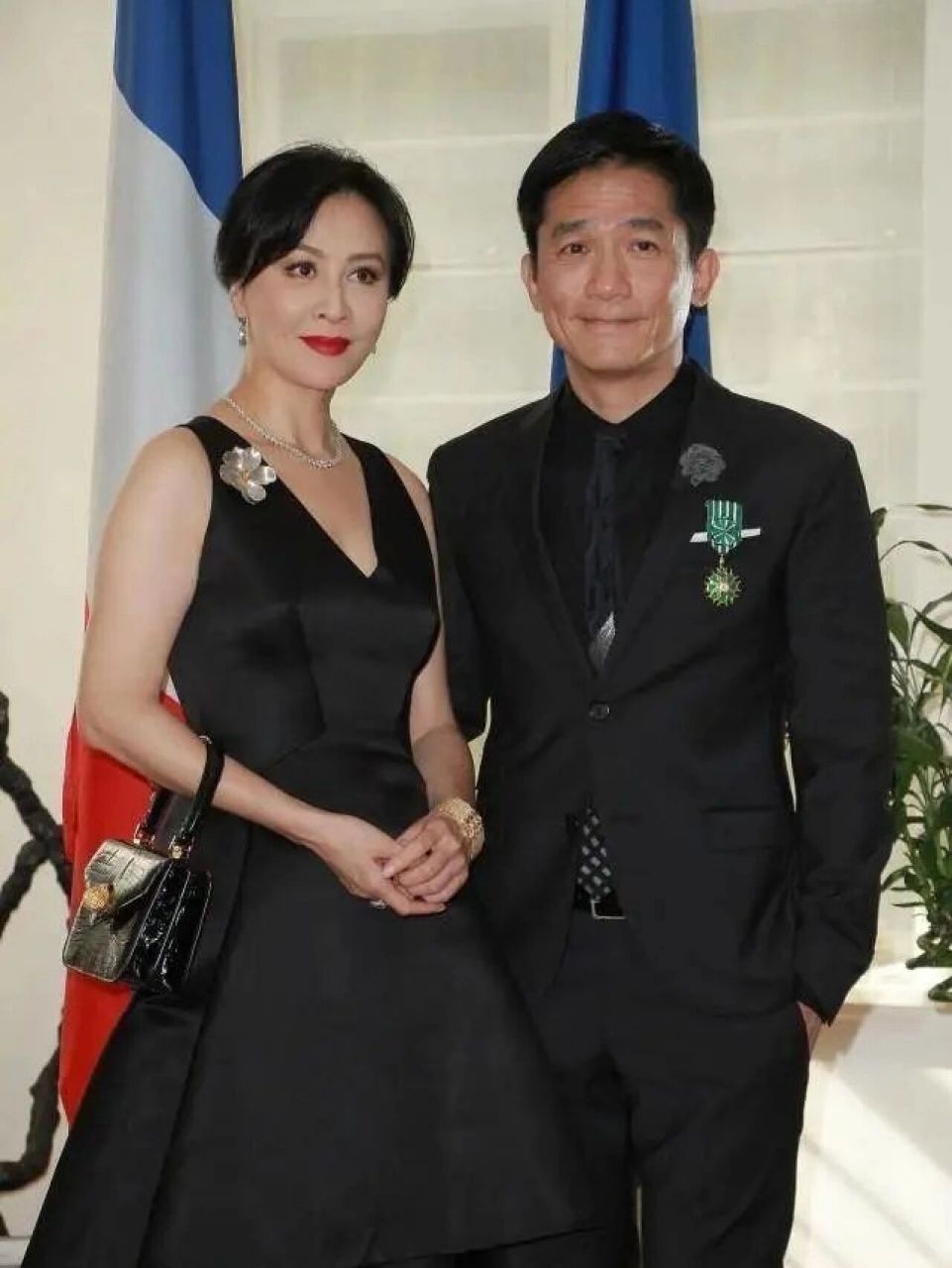 据妻子刘嘉玲爆料,因为社恐,梁朝伟一个人看电影要买6个位子.