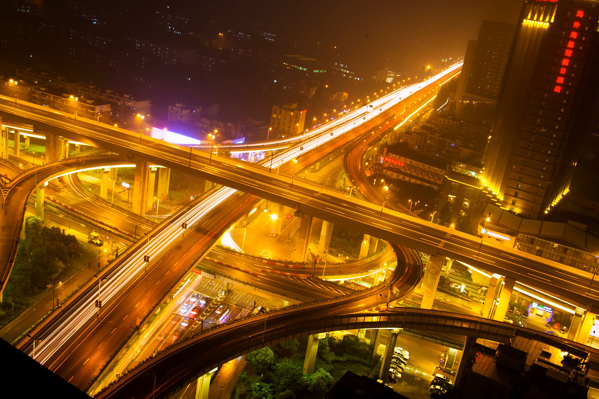 [微风] 除夕之夜的立交桥, 灯火通明为最后回家的