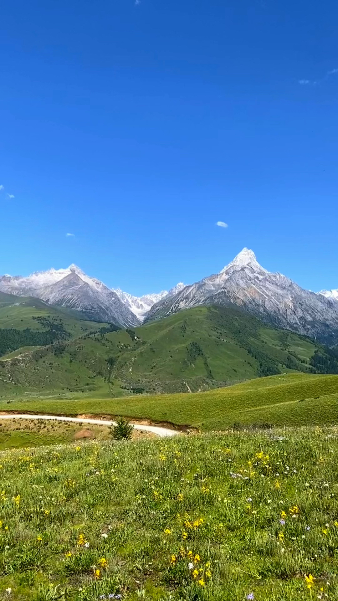 格聶群峰中的喀麥隆雪山,四川甘孜理塘縣的小眾秘境,川藏旅行,川西