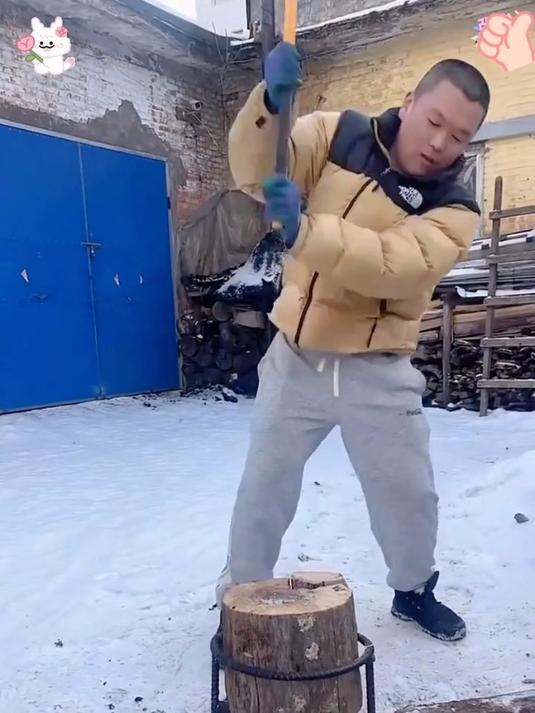 十字款劈柴器,只要把木头放在铁架子上,用锤子往上一砸就开了