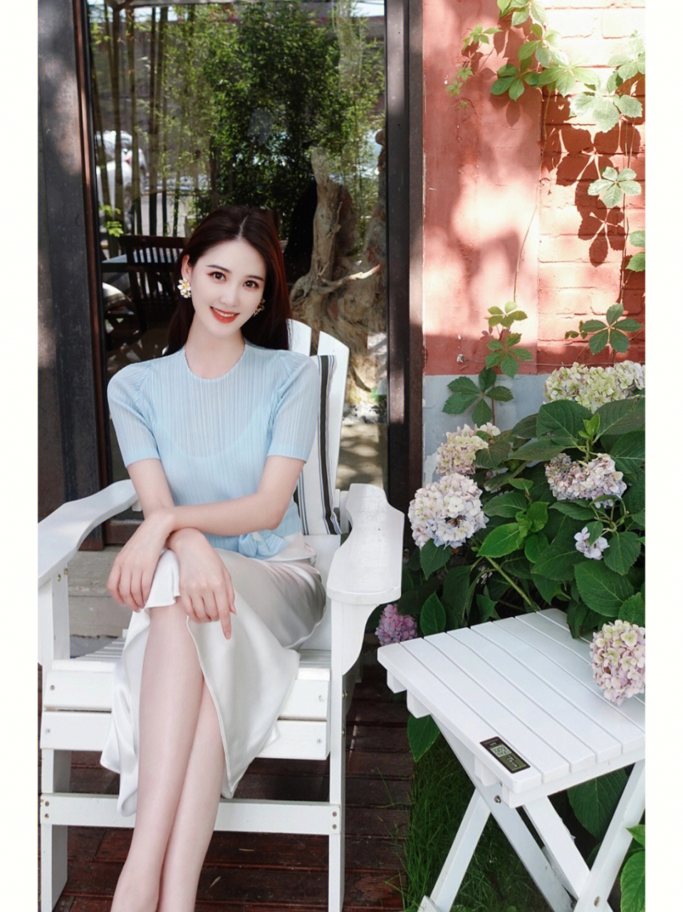 央视美女主持李丹又出绝美造型,用淡蓝色细褶淑女风上衣,搭配米白色