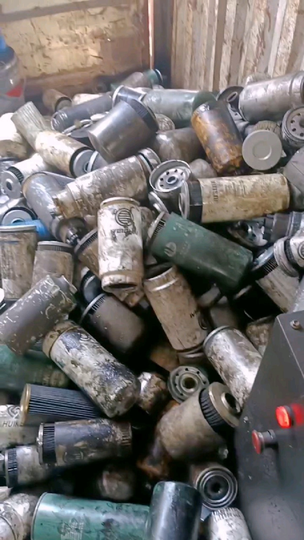 没人要的废机油滤芯,机油滤芯拆解机让变废为宝-度小视