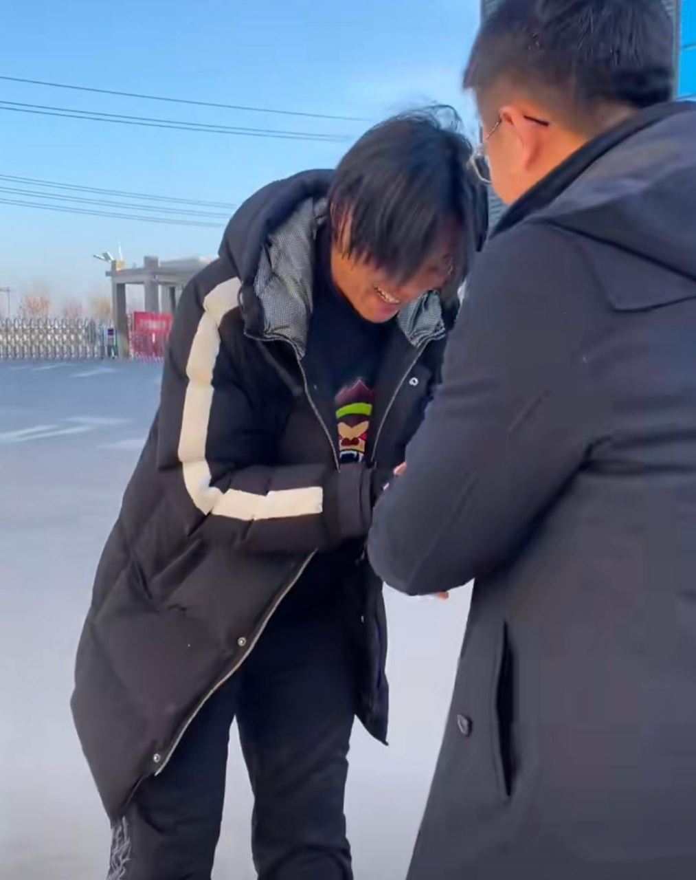 三张图把人前人后的人际交往表现的淋漓尽致.